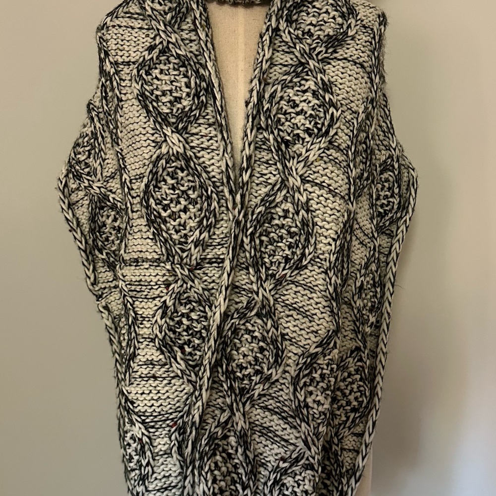 Loft: OS: Cable Stitch hat with infinity style matching scarf - Picture 3 of 5